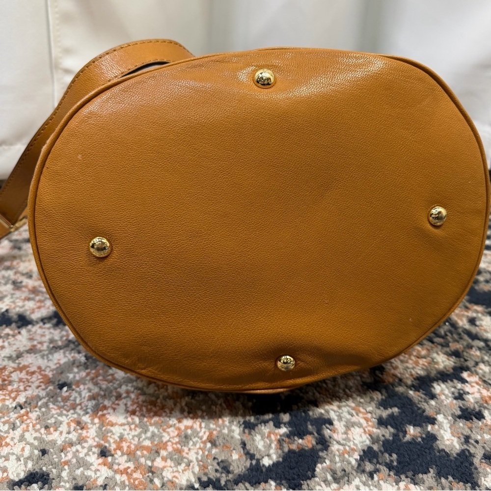 MICHAEL Michael Kors ‘Kingsbury’ Large Bucket Tote in Tan Leather - Picture 10 of 13
